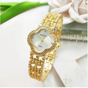Vista dettagliata dell'orologio da donna al quarzo a trifoglio con strass dorati e quadrante.