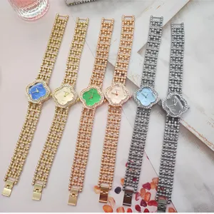 Vista dettagliata di sei eleganti orologi da polso al quarzo con quadrante a trifoglio e strass.