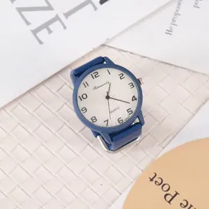 Nahaufnahme einer blauen Silikon-Quarzuhr mit weißem Zifferblatt und klaren Ziffern.