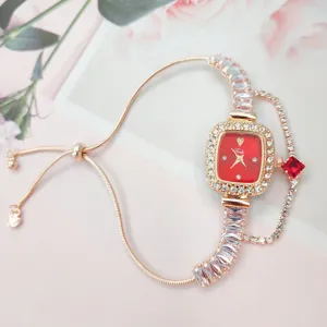 Elegante Damenuhr mit rotem Zifferblatt, Strass-Lünette und roségoldenem Schiebearmband.