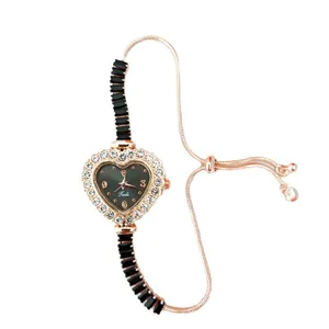 Montre pour femme en diamant en forme de cœur en or rose avec bracelet en perles noires.