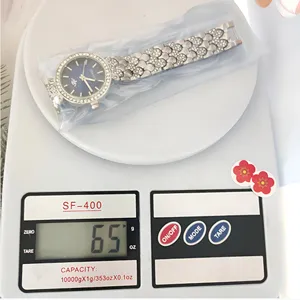 Vue détaillée de la montre quartz strass pour femme sur balance numérique affichant le poids.