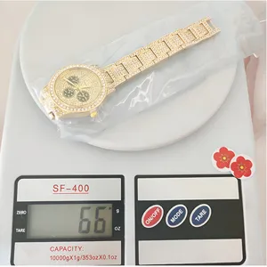 Luxe gouden quartz horloge met schitterende strass steentjes en metalen schakelband.