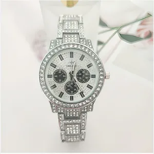 Strass stalen quartz horloge met sub-wijzerplaten, sprankelend kristal ontwerp chique.