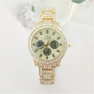 Gedetailleerd overzicht van het luxe strass-quartzhorloge met gouden stalen band en wijzerplaat.