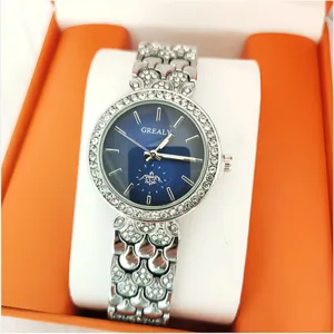 Gros plan sur montre quartz pour femme avec cadran bleu et bracelet acier argenté.