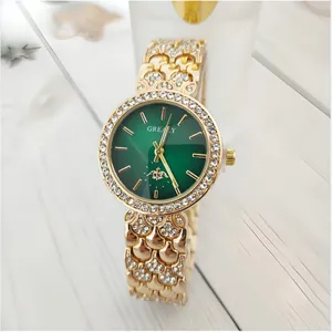 Montre à quartz de luxe pour femme avec cadran vert, lunette en diamant et bracelet.