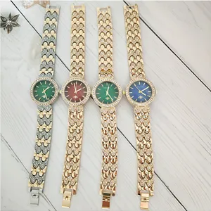 Montre quartz strass pour femme avec bracelet acier inoxydable écaille et cadran brillant.