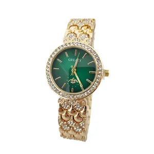 Montre quartz élégante pour femme avec bracelet doré, cadran vert et lunette strass.
