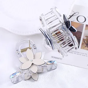 Vue détaillée de la pince à cheveux transparente en cristal avec charm floral, accessoire élégant.