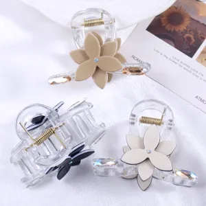 Détail de la pince à cheveux transparente avec un design de fleur en strass pour le style.