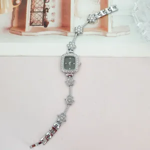 Silberne Damen Strass quadratische Zifferblatt Uhr mit Blumenketten Armband Schmuck.