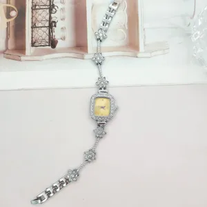 Nahaufnahme der quadratischen Zifferblatt Strass Blumen Armbanduhr mit feinem Design.
