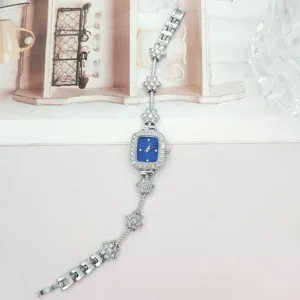 Elegante quadratische Damenuhr mit blauem Zifferblatt und funkelndem Strassarmband.