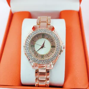 Prachtige rosé gouden dames quartz horloge met sprankelende strass en romeinse cijfers.