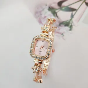 Exquisites Quarz Damenarmbanduhr Detail mit Strasssteinen und Zifferblatt in Quadrat.