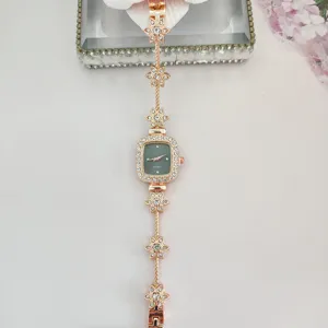 Roségoldfarbene Quarz-Damenuhr mit Blumen-Strasssteinen und Armband für elegante Styles.