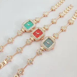 Modische Damenuhr mit quadratischem Strass-Zifferblatt und elegantem Blumenarmband.