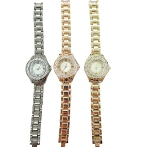 Dames strass kwarts horloge met metalen band en schitterende wijzerplaat modieuze stijl.