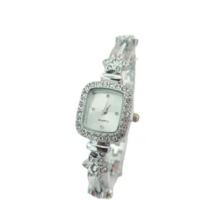 Damen quadratische Strass Quarzuhr mit elegantem Blumen Armband Design fuer Alltag.