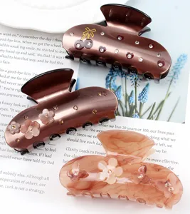 Set di mollette per capelli in acrilico alla moda con eleganti strass brillanti e fiori.
