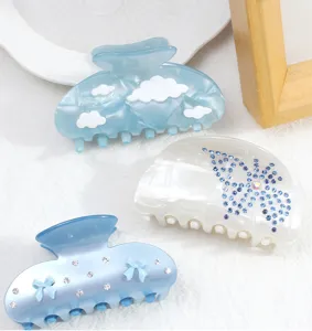 Eleganti mollette per capelli in acrilico con simpatici motivi di nuvole, fiocchi e strass.
