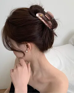 Elegante molletta per capelli in acrilico marrone con strass, accessorio luminoso per donna.