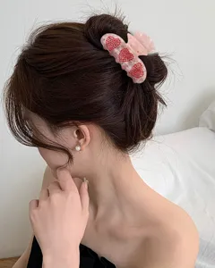 Elegante molletta per capelli in acrilico rosa con strass rossi per uno styling quotidiano.