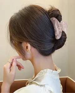 Molla per capelli quadrata in acetato rosa, accessorio trasparente e lucido per acconciature.