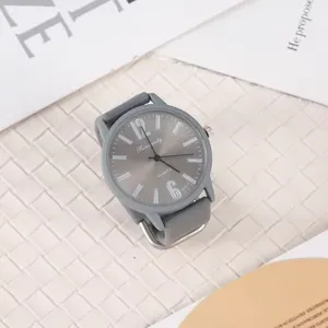 Nahaufnahme Detail der grauen Silikon Quarzurh mit grossem Zifferblatt fuer den Alltag.