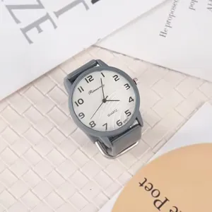 Freizeitmodische Quarzuhr mit grauem Silikonarmband, weißem Zifferblatt und Ziffern für den Alltag.