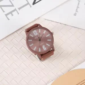 Braune Silikonarmband Quarzuhr mit großem Zifferblatt und klaren Ziffern für den Alltag.