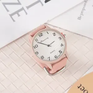 Nahaufnahme des rosa Silikonarmband Quarzuhren Details mit klarem weißem Zifferblatt und Ziffern.