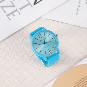Modische Quarzurhr mit Silikonarmband, hellblaues Zifferblatt und grosse Ziffern für den Alltag.