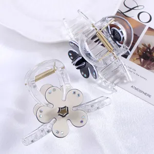 Détail de pince à cheveux fleur strass transparent, accessoire élégant pour femmes.