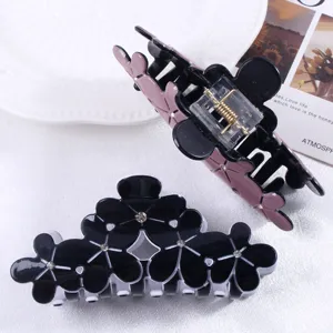 Vista dettaglio molletta capelli acrilico fiore 10cm, elegante accessorio stile coreano nero rosa.