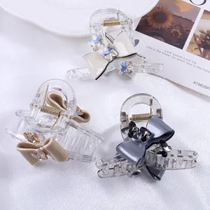 Pince à cheveux transparente avec papillons en cristal et nœud, magnifique détail.
