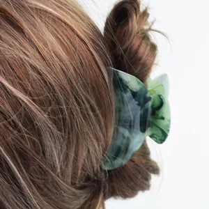 Media molletta per capelli in acrilico con motivo marmo verde per styling elegante quotidiano.