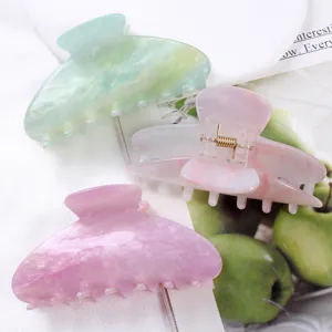 Dettaglio molletta per capelli in acetato, grazioso accessorio pastello per look chic.