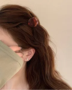 Mini molletta per capelli tartaruga dettaglio, accessori geometrici eleganti.