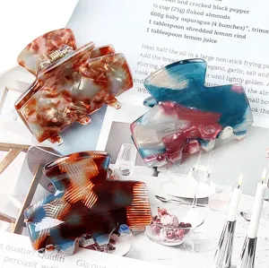 Dettagli del fermaglio per capelli geometrico rétro con motivo tartaruga e colori vivaci.