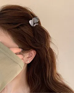 Chic mini molletta per capelli grigia marmorizzata, design gatto per acconciature eleganti.