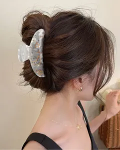 Dettaglio molletta capelli stella luna acrilico, elegante accessorio strass donna.