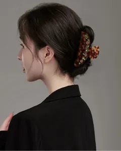 Elegante molletta per capelli in acetato tartaruga con strass, accessorio chic per chignon donna.
