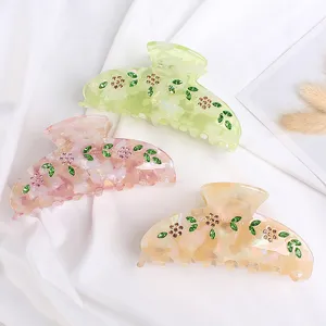 Dettaglio molletta per capelli in acetato con strass, elegante accessorio tre colori.