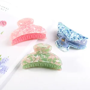 Vista dettagliata di colorati mollette per capelli in PVC con forti molle, accessori eleganti.