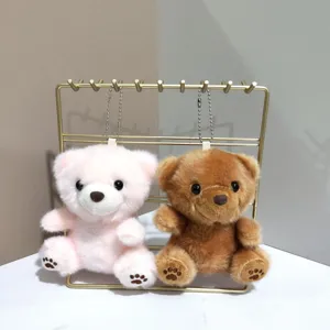 Pluche beren sleutelhangerhangers in roze en bruin mooi gepresenteerd op gouden standaard.