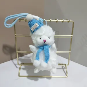 Mignon pendentif en peluche mouton blanc breloque sac avec bonnet et écharpe bleus.