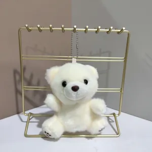 Detail van witte pluche beren sleutelhanger met zachte vacht, metalen ketting en schattig gezicht.