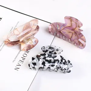 Set di mollette per capelli in acrilico con motivo marmorizzato, accessori geometrici chic.